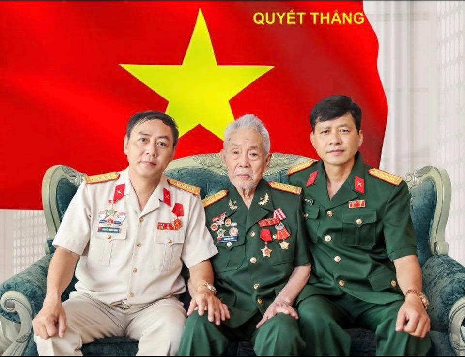 Nữ ca sĩ kể chuyện đạn bi cắm hơn 50 năm trong mắt bố cựu chiến binh, Trang Pháp tưởng nhớ ông ngoại Đại sứ- Ảnh 8. Nữ ca sĩ kể chuyện đạn bi cắm hơn 50 năm trong mắt bố cựu chiến binh, Trang Pháp tưởng nhớ ông ngoại Đại sứ- Ảnh 8.