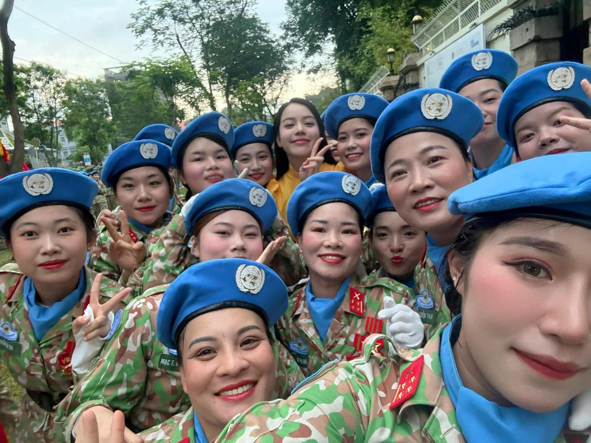 Tổng duyệt ngày 27/4: Hoa hậu Thanh Thủy, Lan Ngọc và dàn sao Việt diện áo dài, tất bật chuẩn bị từ 3h sáng- Ảnh 11.