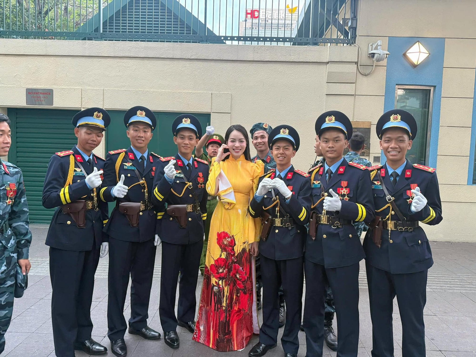 Tổng duyệt ngày 27/4: Hoa hậu Thanh Thủy, Lan Ngọc và dàn sao Việt diện áo dài, tất bật chuẩn bị từ 3h sáng- Ảnh 13.