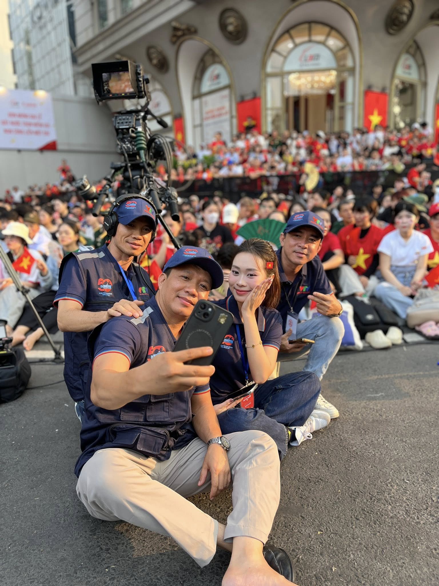 494150767-2701482813394820-1995825788239047251-n-901-5181-1746143563-280-width1536height2048 Tình huống khiến BTV Ban Mai căng thẳng khi dẫn hiện trường Lễ diễu binh 30/4 - 2