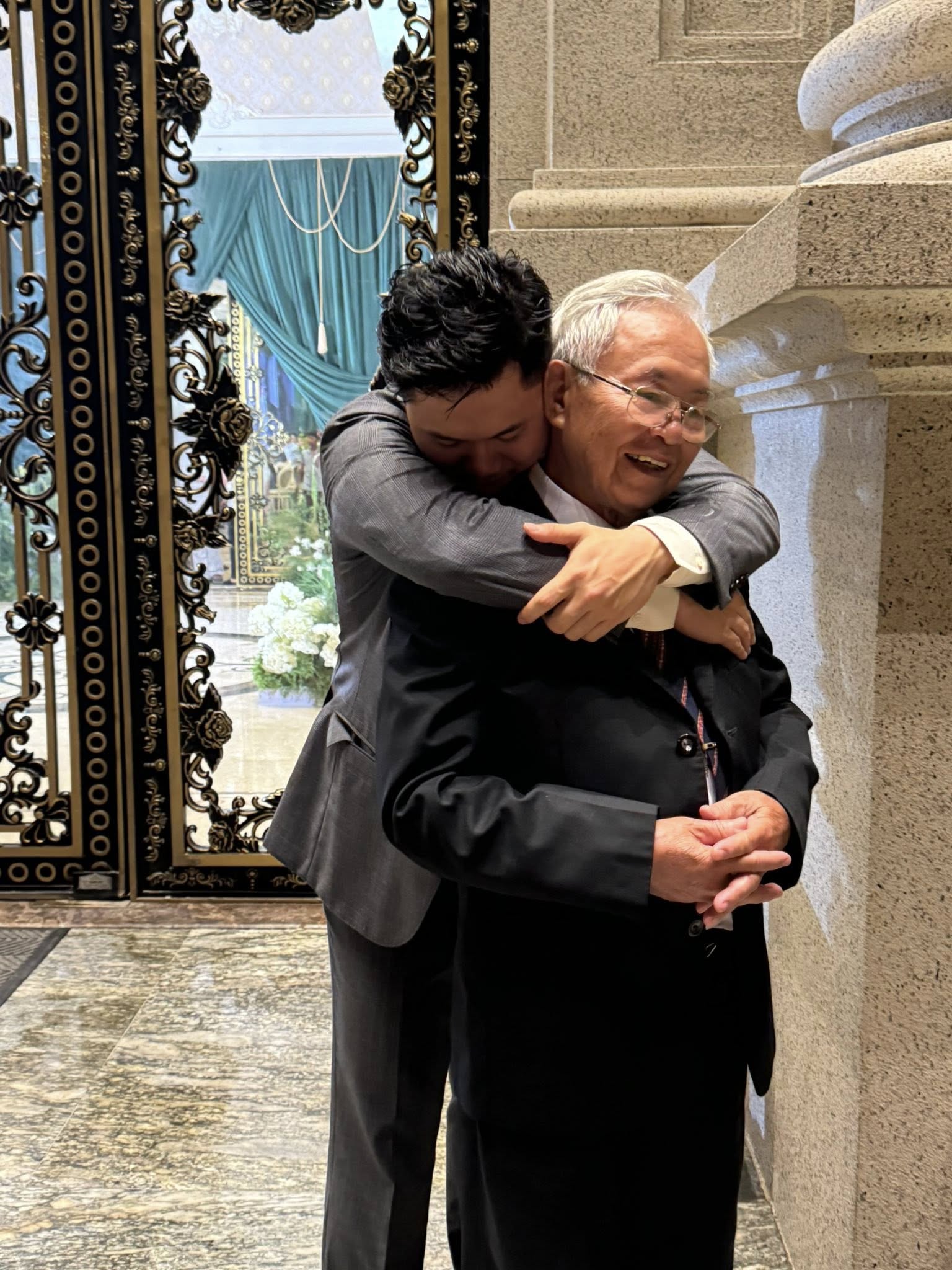 Nữ ca sĩ kể chuyện đạn bi cắm hơn 50 năm trong mắt bố cựu chiến binh, Trang Pháp tưởng nhớ ông ngoại Đại sứ- Ảnh 3. Nữ ca sĩ kể chuyện đạn bi cắm hơn 50 năm trong mắt bố cựu chiến binh, Trang Pháp tưởng nhớ ông ngoại Đại sứ- Ảnh 3.