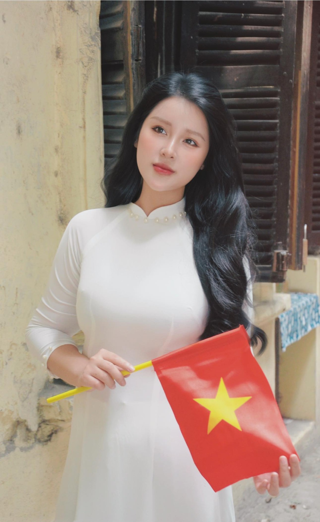 Cô giáo hot girl rạng rỡ trong tà áo dài mừng Đại lễ 30/4- Ảnh 1.