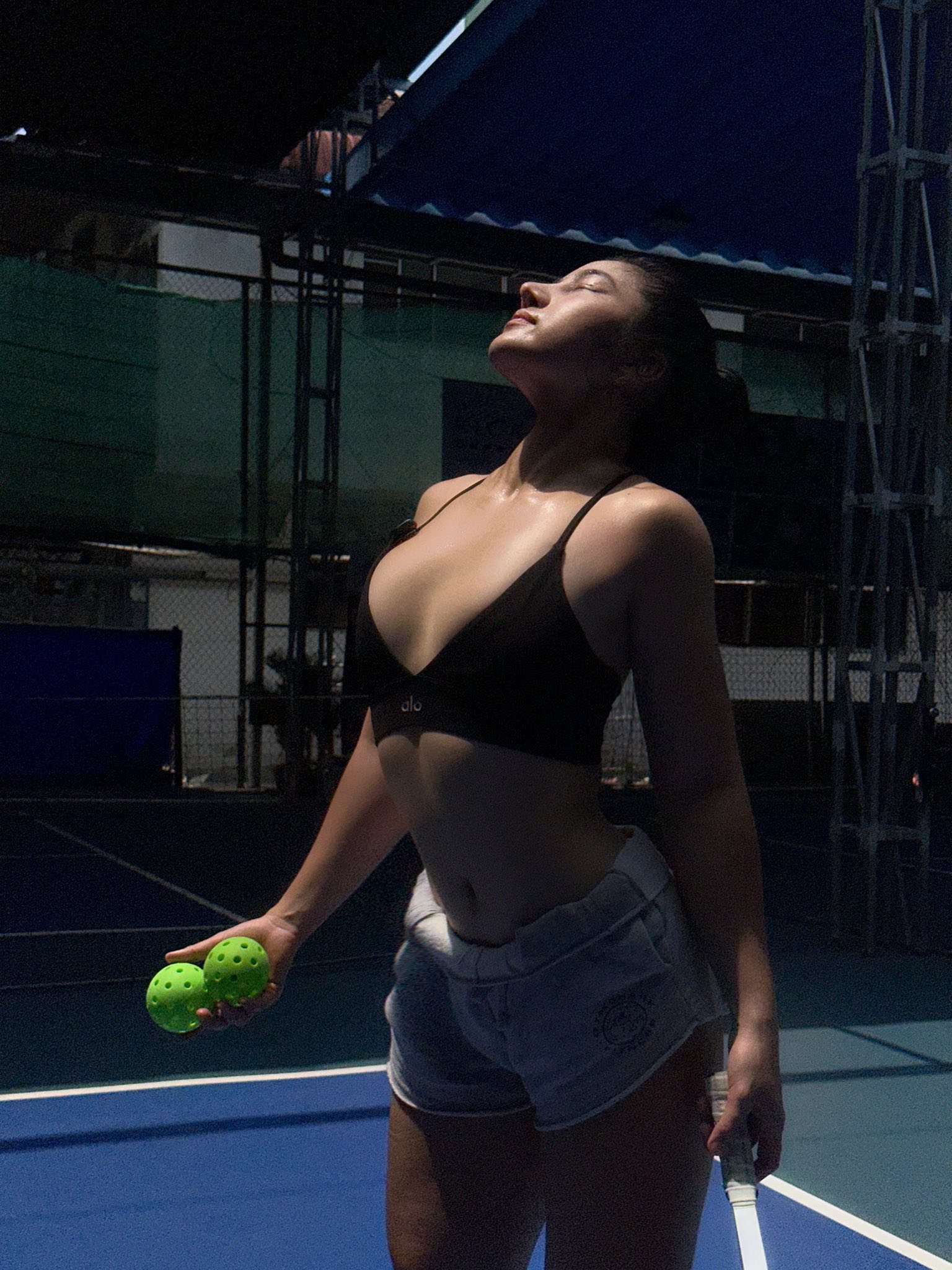Đứng phơi nắng hot girl pickleball cũng chiếm trọn