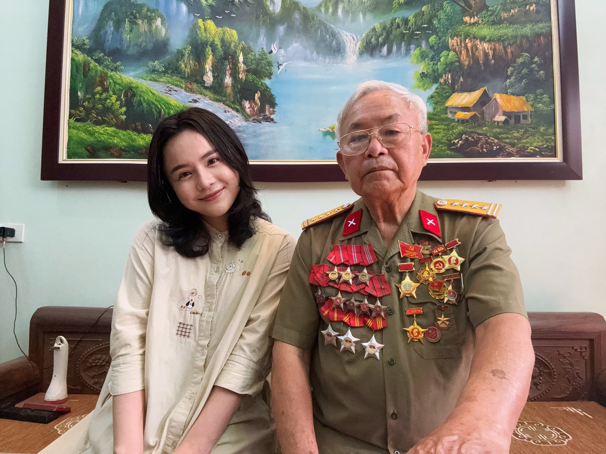 Nữ ca sĩ kể chuyện đạn bi cắm hơn 50 năm trong mắt bố cựu chiến binh, Trang Pháp tưởng nhớ ông ngoại Đại sứ- Ảnh 1. Nữ ca sĩ kể chuyện đạn bi cắm hơn 50 năm trong mắt bố cựu chiến binh, Trang Pháp tưởng nhớ ông ngoại Đại sứ- Ảnh 1.