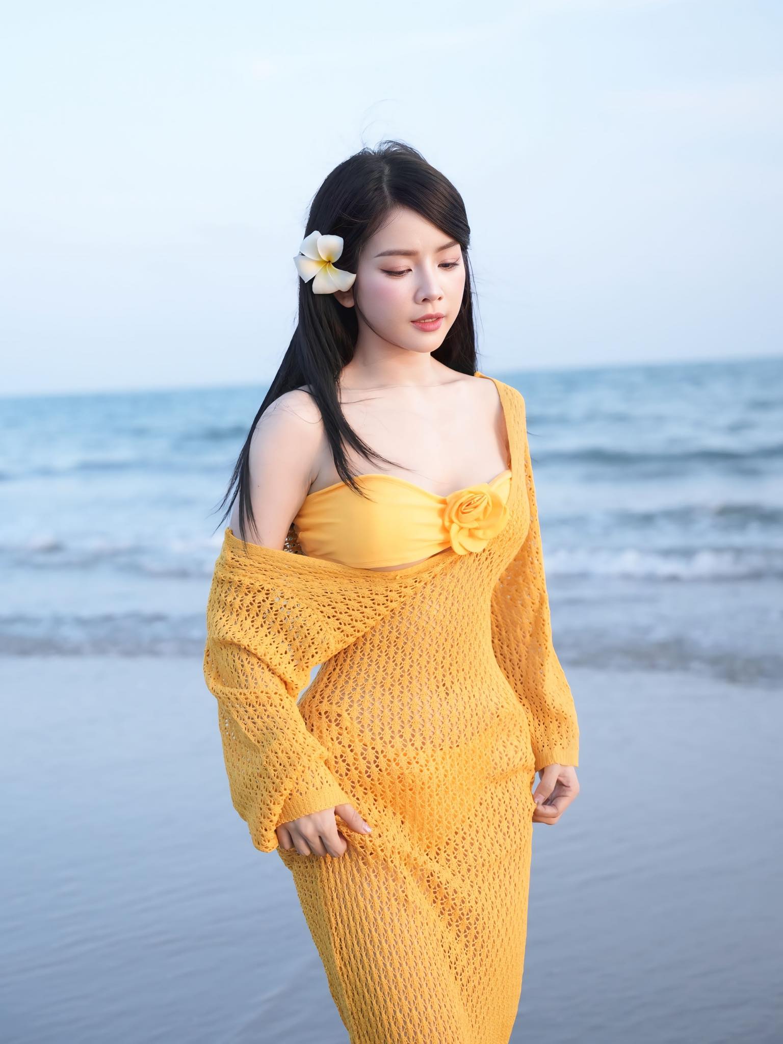 Ngắm DJ Mie diện bikini kín đáo, vẫn cuốn hút gây