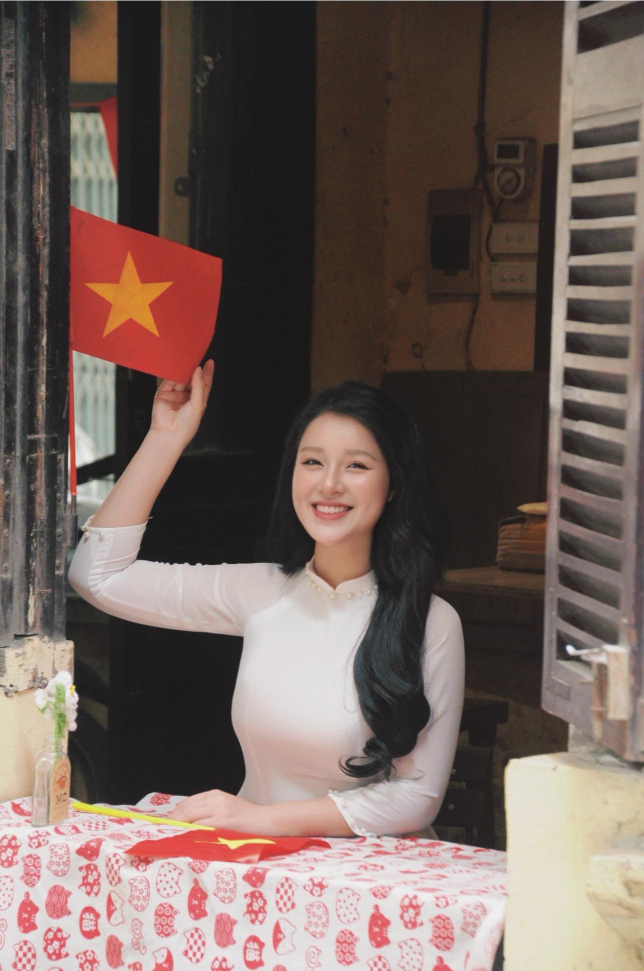 Cô giáo hot girl rạng rỡ trong tà áo dài mừng Đại lễ 30/4- Ảnh 2.