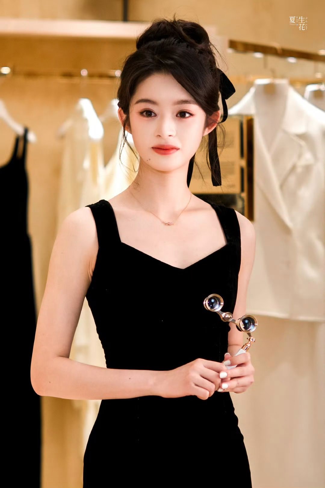 Chỉ vì 1 đôi hoa tai, mỹ nhân 17 tuổi bị lộ gia thế khủng, hóa ra là “công chúa hào môn” trong truyền thuyết- Ảnh 5.