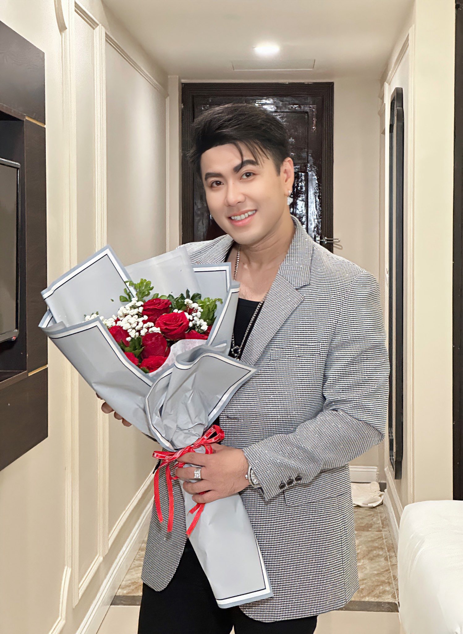 Sao nam Vbiz gánh nợ 16 tỷ đồng giúp bạn, nay trùng tu nhan sắc đến nhận không ra- Ảnh 8.