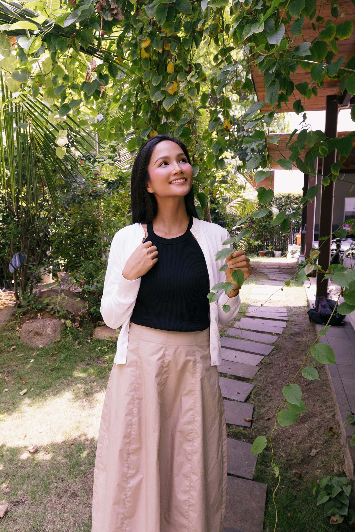 Hoa hậu Vbiz đổi chiêu thức giấu vòng 2 giữa nghi vấn mang bầu, nhưng 1 hành động của chồng lại tố cáo tất cả- Ảnh 5. Hoa hậu Vbiz đổi chiêu thức giấu vòng 2 giữa nghi vấn mang bầu, nhưng 1 hành động của chồng lại tố cáo tất cả- Ảnh 5.