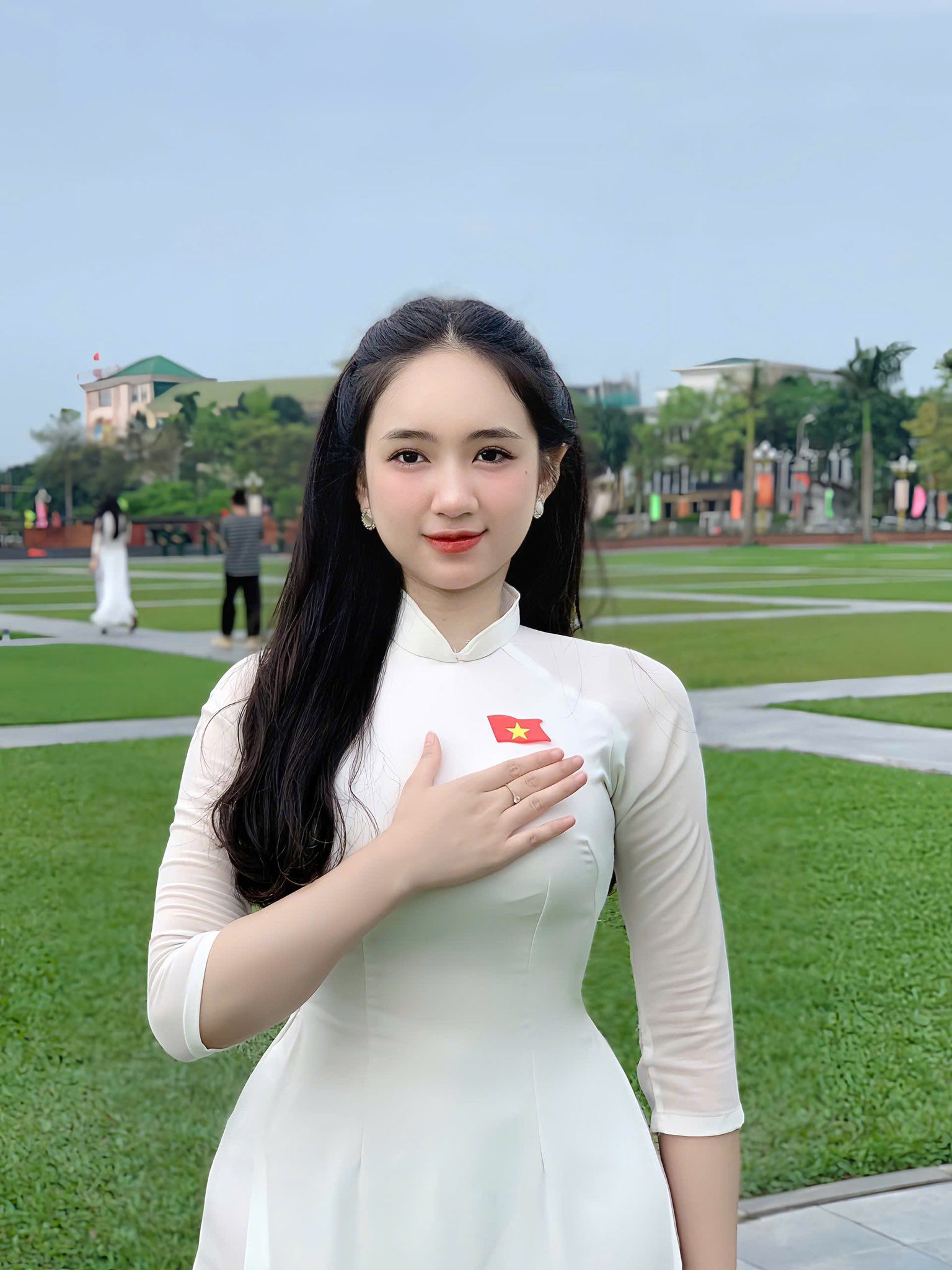 Đi nhận bằng tốt nghiệp, nữ sinh xứ Nghệ bất ngờ nổi tiếng vì quá xinh - 10