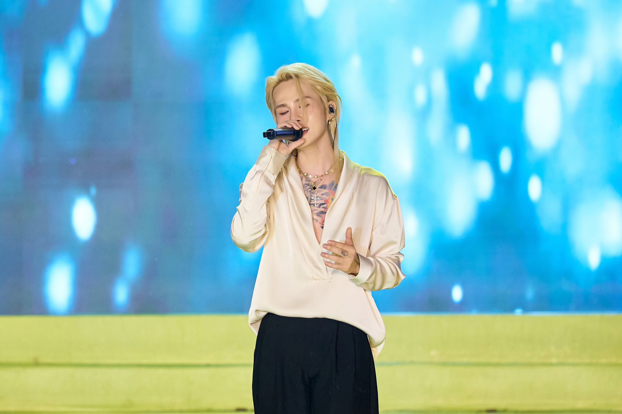 Đoạn clip gây xôn xao vì hành động lạ của Hoa hậu Ý Nhi và Jack- Ảnh 4. Đoạn clip gây xôn xao vì hành động lạ của Hoa hậu Ý Nhi và Jack- Ảnh 4.