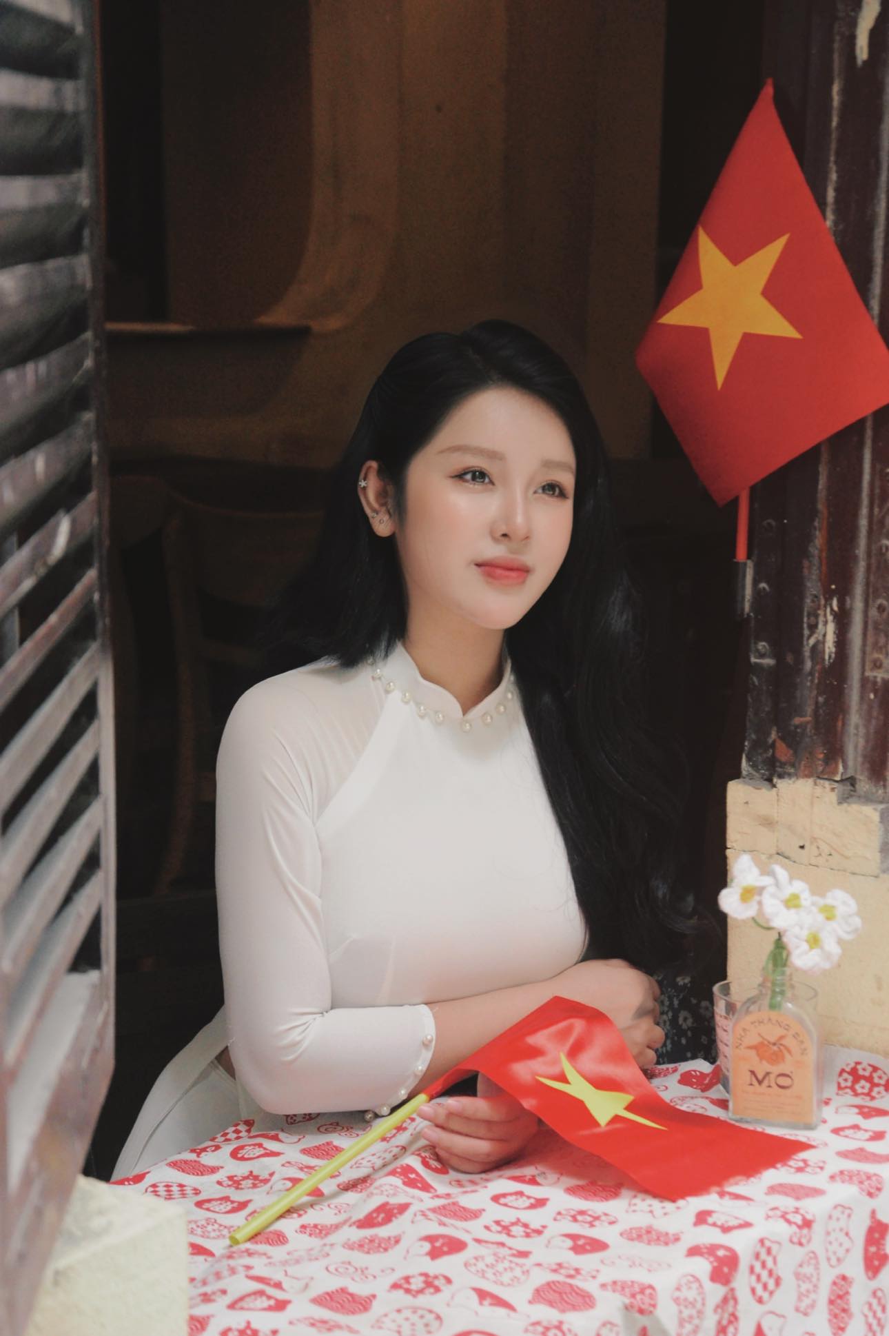 Cô giáo hot girl rạng rỡ trong tà áo dài mừng Đại lễ 30/4- Ảnh 3.