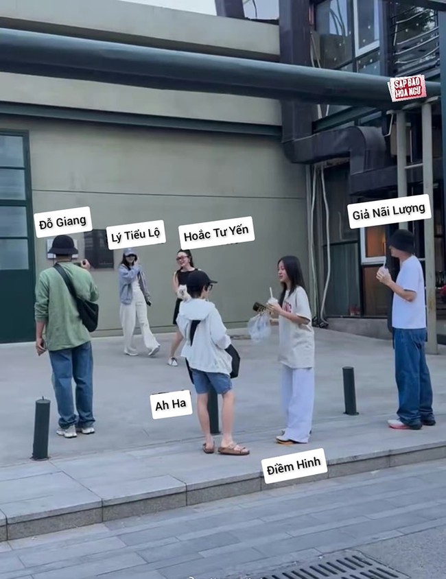 Bức ảnh khiến MXH bùng nổ: Cuộc hội ngộ của 2 nhân vật từng dính vào bê bối ngoại tình khiến dân mạng phải xuýt xoa về cách dạy con- Ảnh 1.