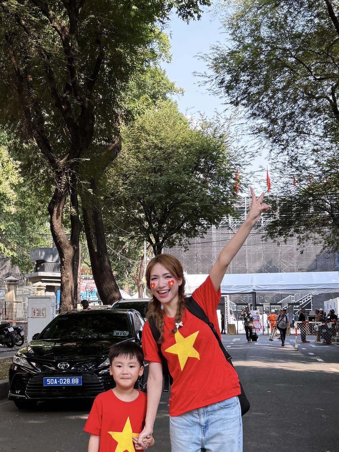 1 chi tiết đặc biệt trong bức ảnh của Hà Tăng và chồng doanh nhân khi xem diễu binh, diễu hành 30/4 gây sốt- Ảnh 4.