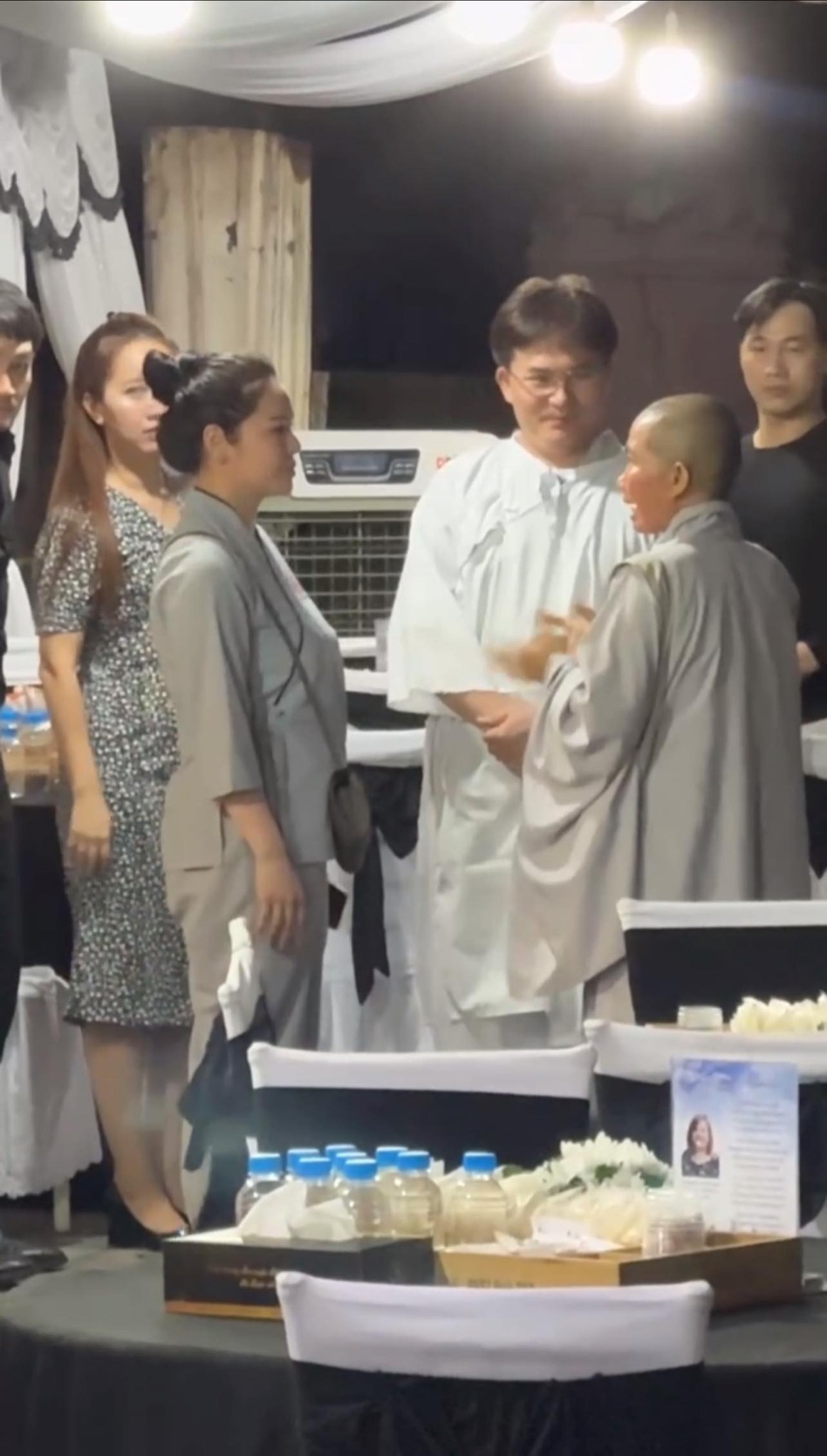 MC Đại Nghĩa lặng người đứng trước di ảnh mẹ, sao nữ nói 1 câu gây xót xa- Ảnh 3.