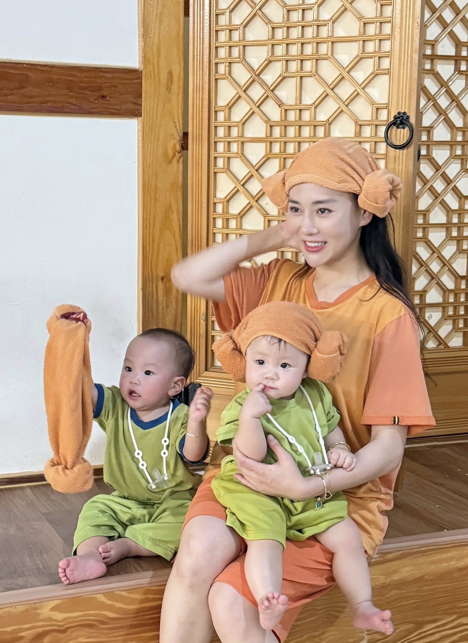 Phương Oanh nhí nhố bên cặp sinh đôi, shark Bình nhận xét một câu cực hài- Ảnh 1. Phương Oanh nhí nhố bên cặp sinh đôi, shark Bình nhận xét một câu cực hài- Ảnh 1.