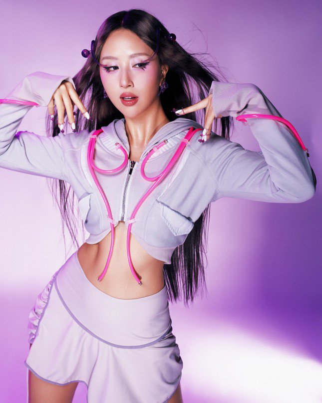 Châu Bùi, Quỳnh Anh Shyn (phải) - hai fashionista có tiếng - gây bất ngờ khi dự show dành cho ca sĩ trẻ.