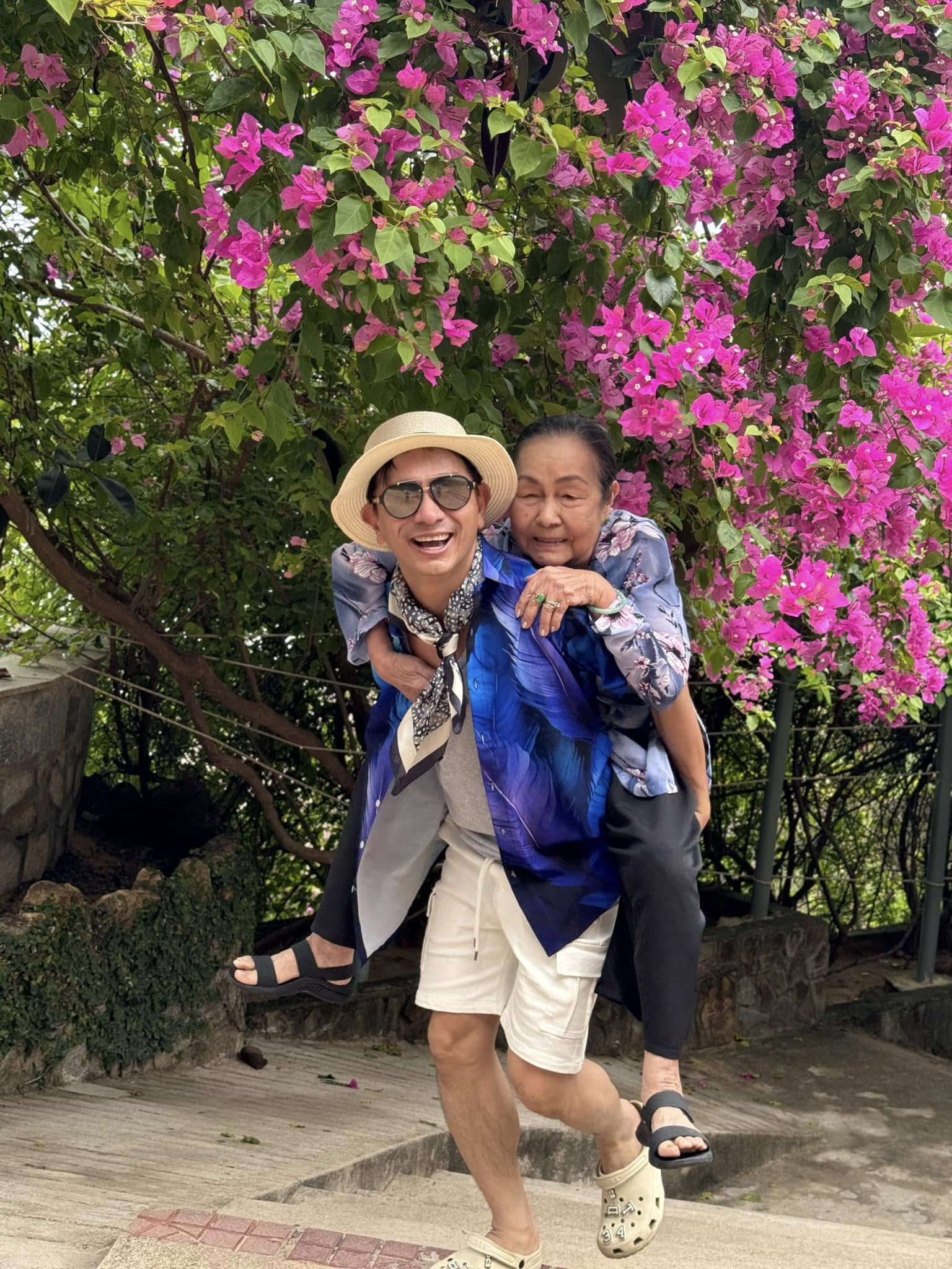 Ngoại hình nam nghệ sĩ thay Thành Lộc giữ chức Giám đốc Nghệ thuật, 50 tuổi vẫn độc thân, sống cùng mẹ- Ảnh 9.