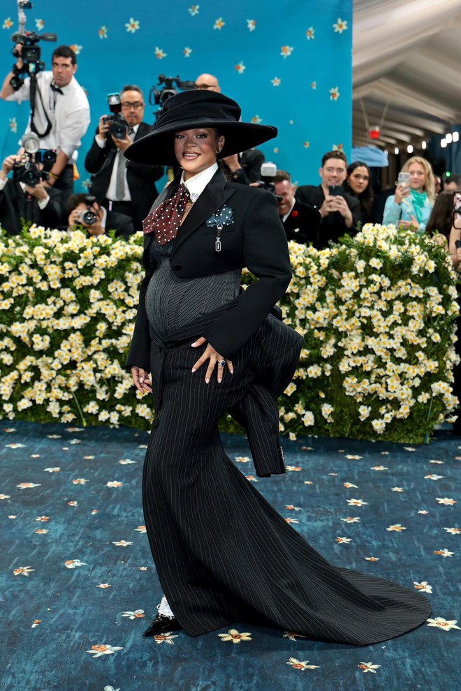 Hot nhất Met Gala: Rihanna công bố bụng bầu con thứ 3 giữa đường bước tới “Oscar thời trang”!- Ảnh 2.
