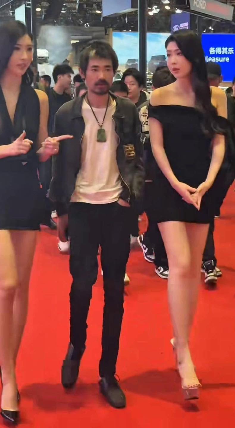 Ăn mặc xuề xoà tới triển lãm xe, người đàn ông khiến dân mạng