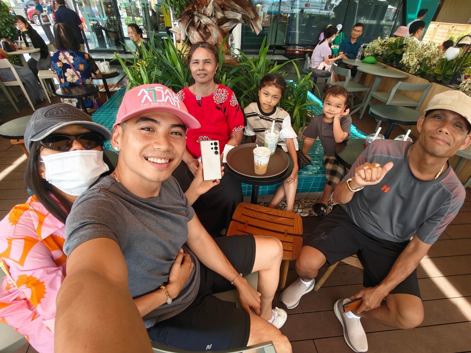 Hoa hậu Vbiz đổi chiêu thức giấu vòng 2 giữa nghi vấn mang bầu, nhưng 1 hành động của chồng lại tố cáo tất cả- Ảnh 1. Hoa hậu Vbiz đổi chiêu thức giấu vòng 2 giữa nghi vấn mang bầu, nhưng 1 hành động của chồng lại tố cáo tất cả- Ảnh 1.