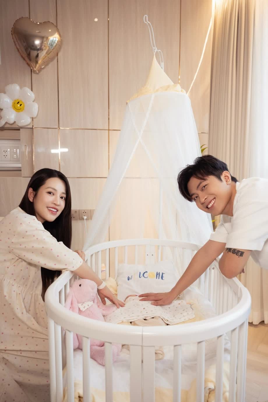 4 màn cầu hôn độc lạ nhất Vbiz: Người chi 3 tỷ đồng, người