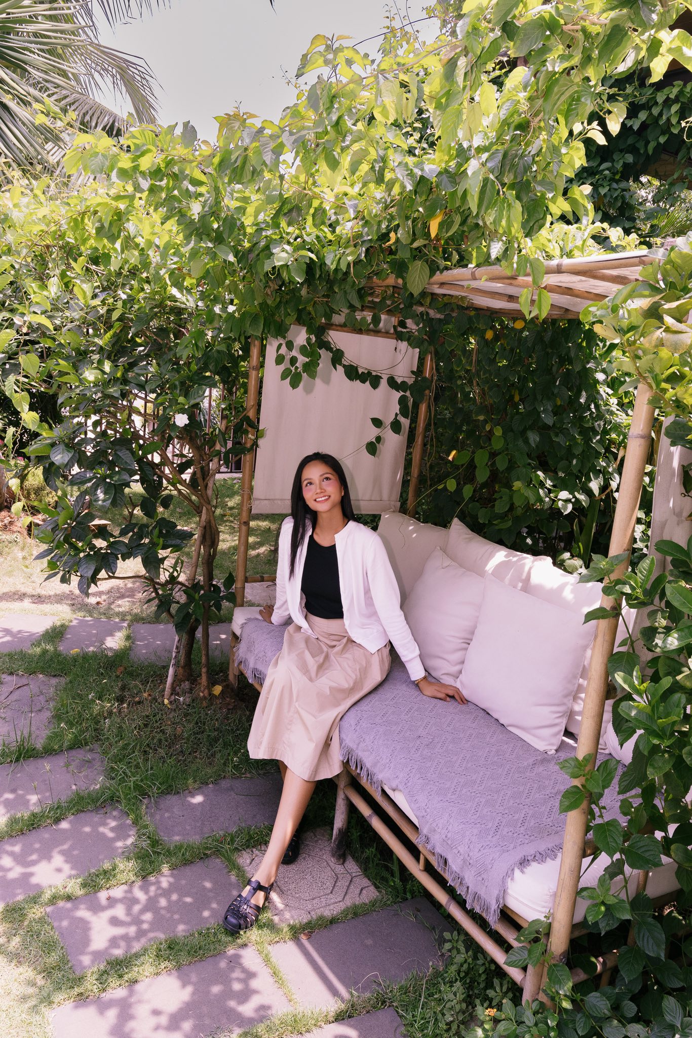 Hoa hậu Vbiz đổi chiêu thức giấu vòng 2 giữa nghi vấn mang bầu, nhưng 1 hành động của chồng lại tố cáo tất cả- Ảnh 3. Hoa hậu Vbiz đổi chiêu thức giấu vòng 2 giữa nghi vấn mang bầu, nhưng 1 hành động của chồng lại tố cáo tất cả- Ảnh 3.