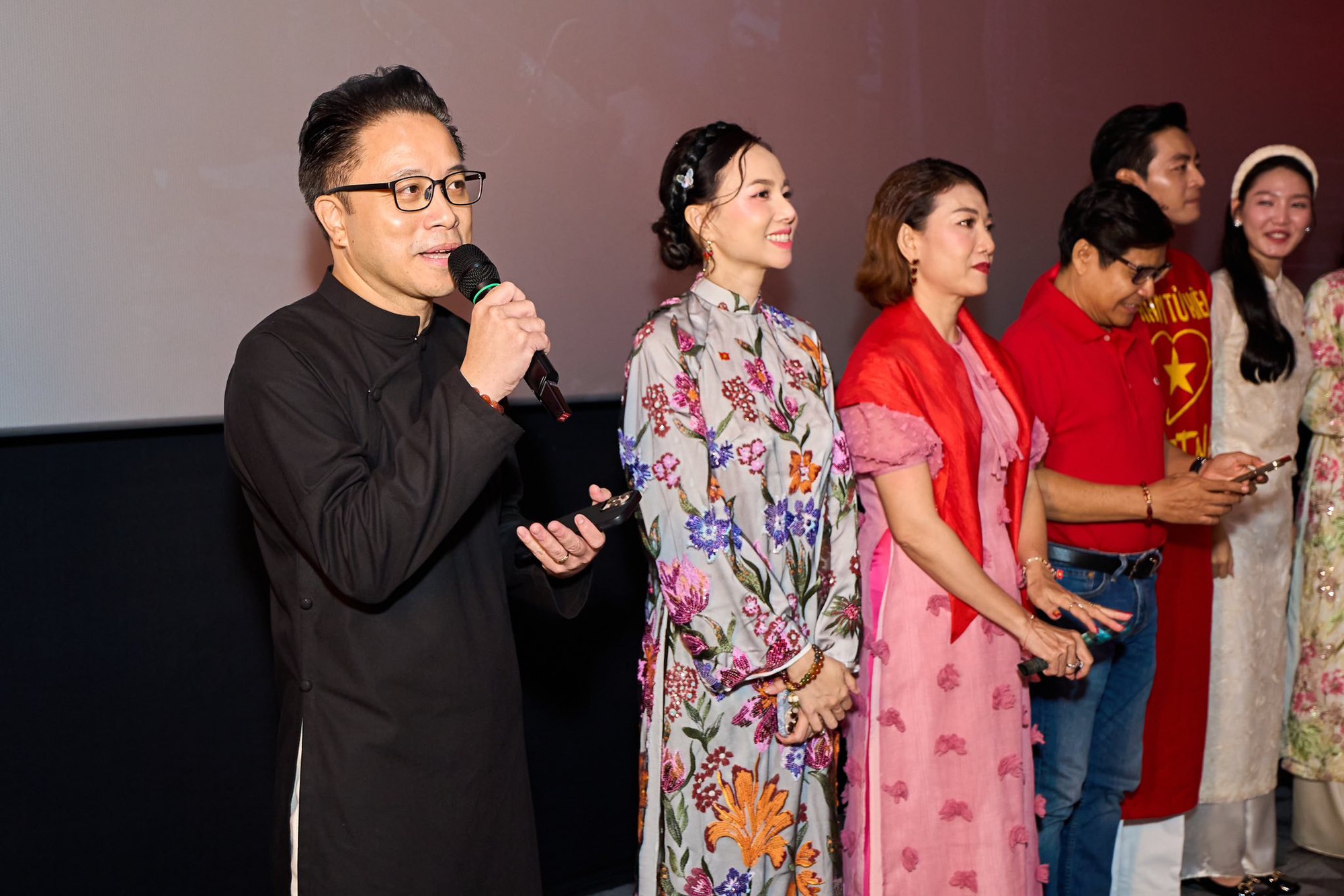 Clip hot: Phú bà Vbiz bị chồng