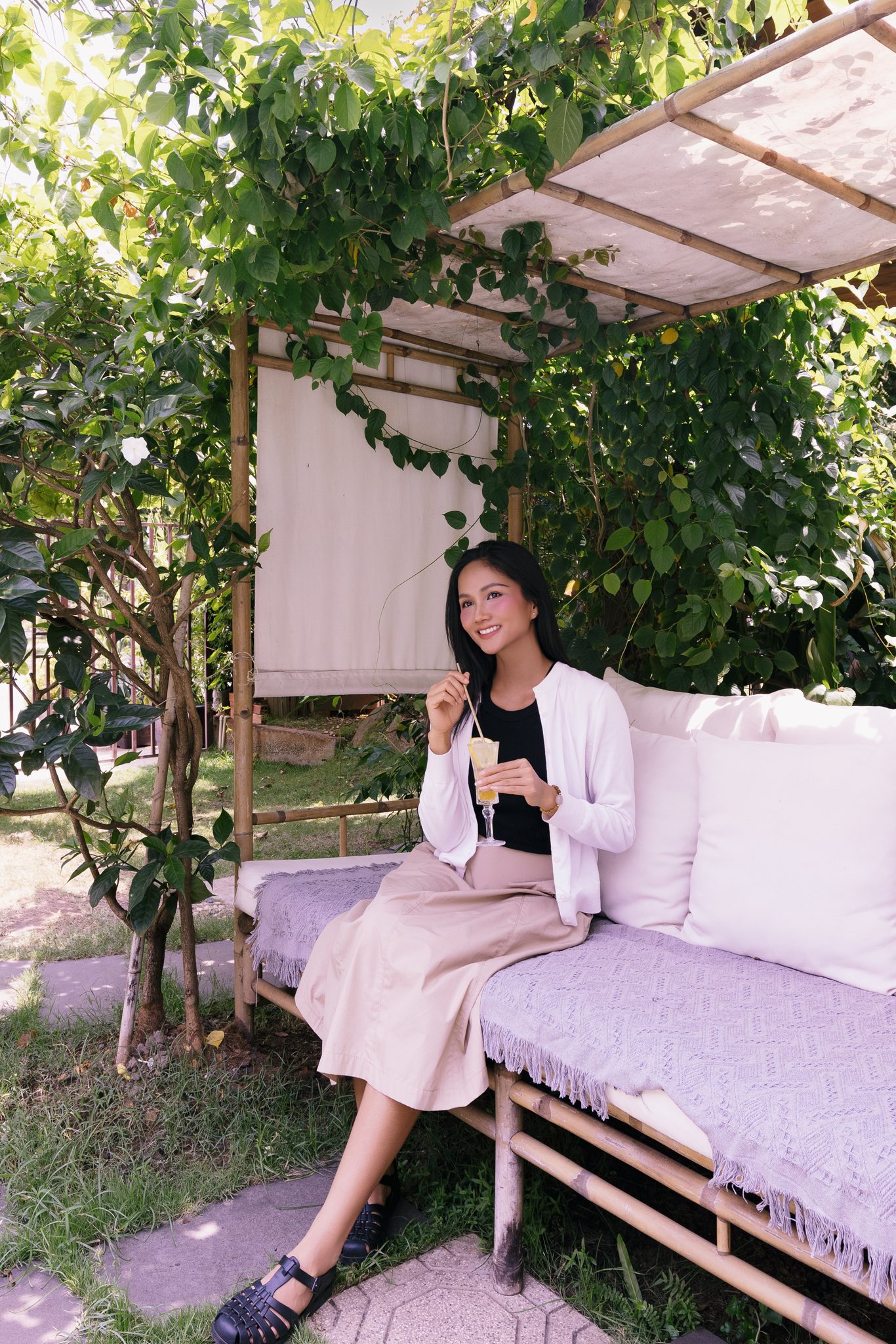 Hoa hậu Vbiz đổi chiêu thức giấu vòng 2 giữa nghi vấn mang bầu, nhưng 1 hành động của chồng lại tố cáo tất cả- Ảnh 4. Hoa hậu Vbiz đổi chiêu thức giấu vòng 2 giữa nghi vấn mang bầu, nhưng 1 hành động của chồng lại tố cáo tất cả- Ảnh 4.