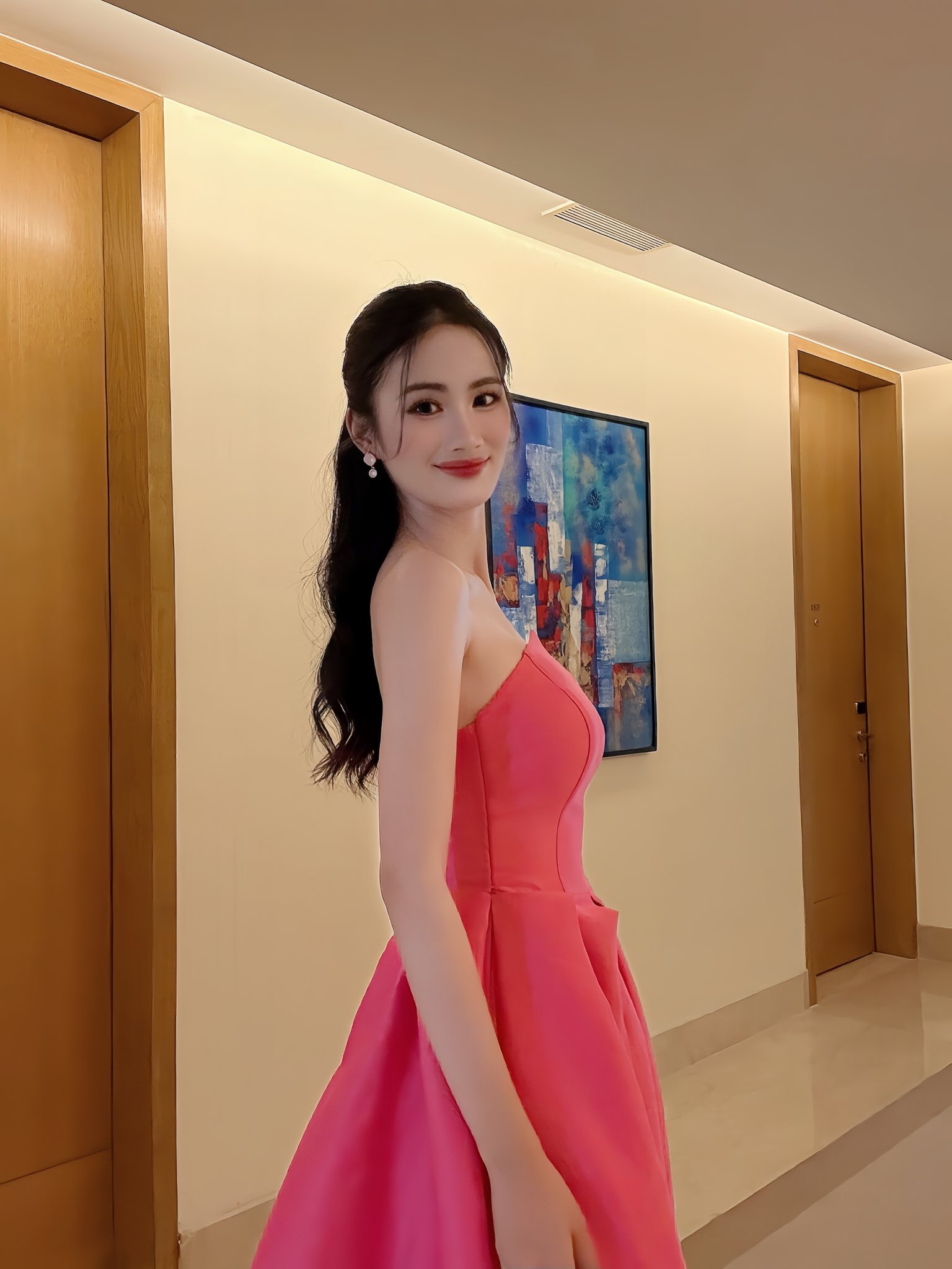 Hoa hậu Ý Nhi ngày đầu tại Miss World: Đụng dàn