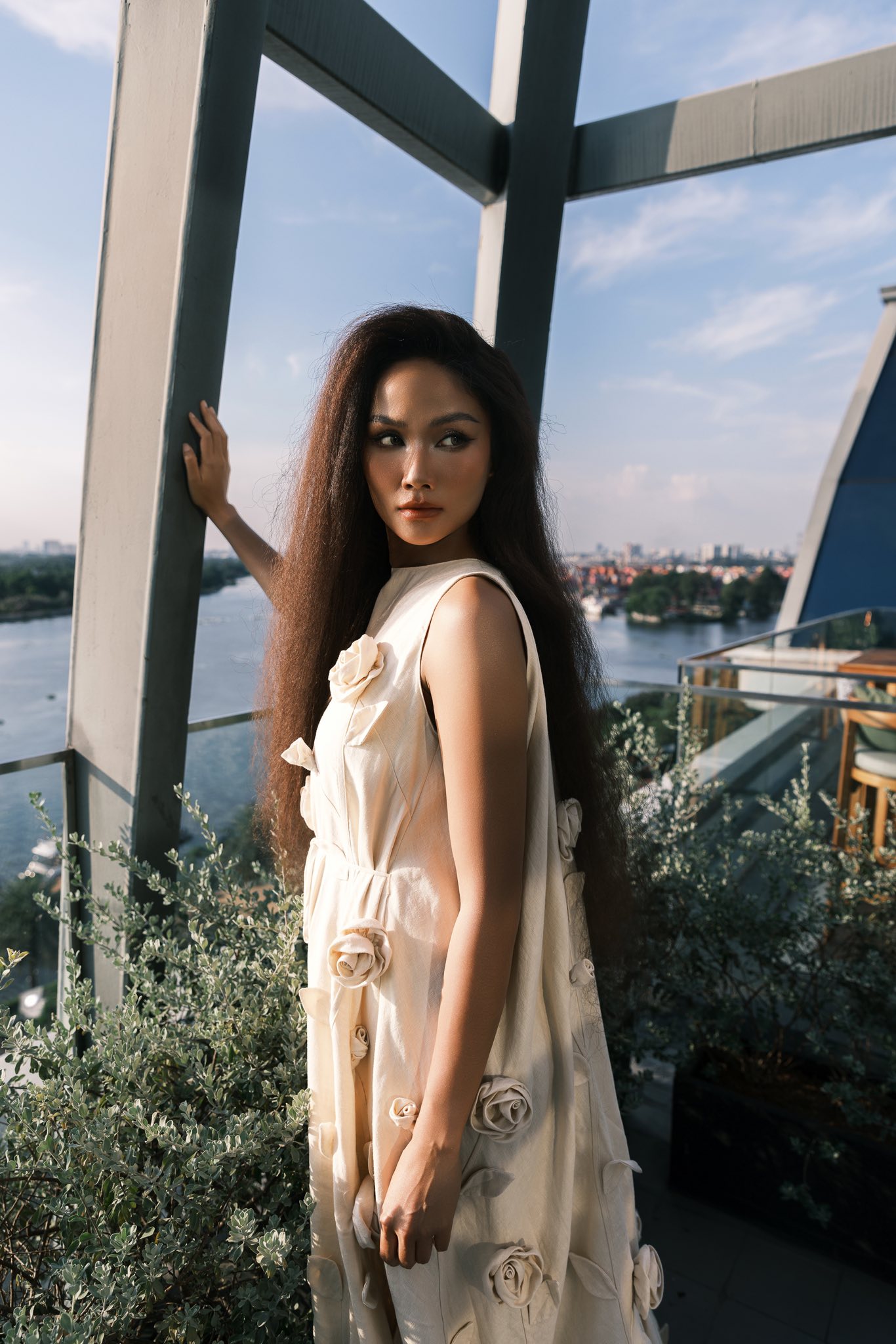 Hoa hậu Vbiz đổi chiêu thức giấu vòng 2 giữa nghi vấn mang bầu, nhưng 1 hành động của chồng lại tố cáo tất cả- Ảnh 6. Hoa hậu Vbiz đổi chiêu thức giấu vòng 2 giữa nghi vấn mang bầu, nhưng 1 hành động của chồng lại tố cáo tất cả- Ảnh 6.