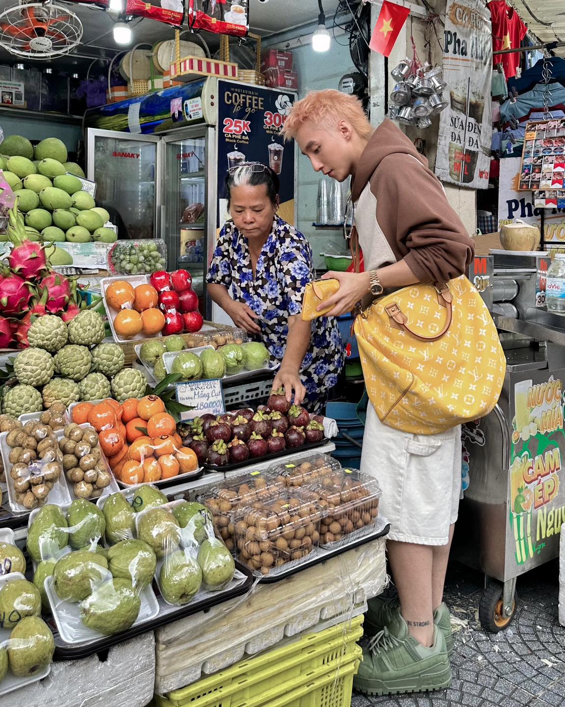 Hành động gây sốc ngay giữa chợ của Sơn Tùng- Ảnh 1.