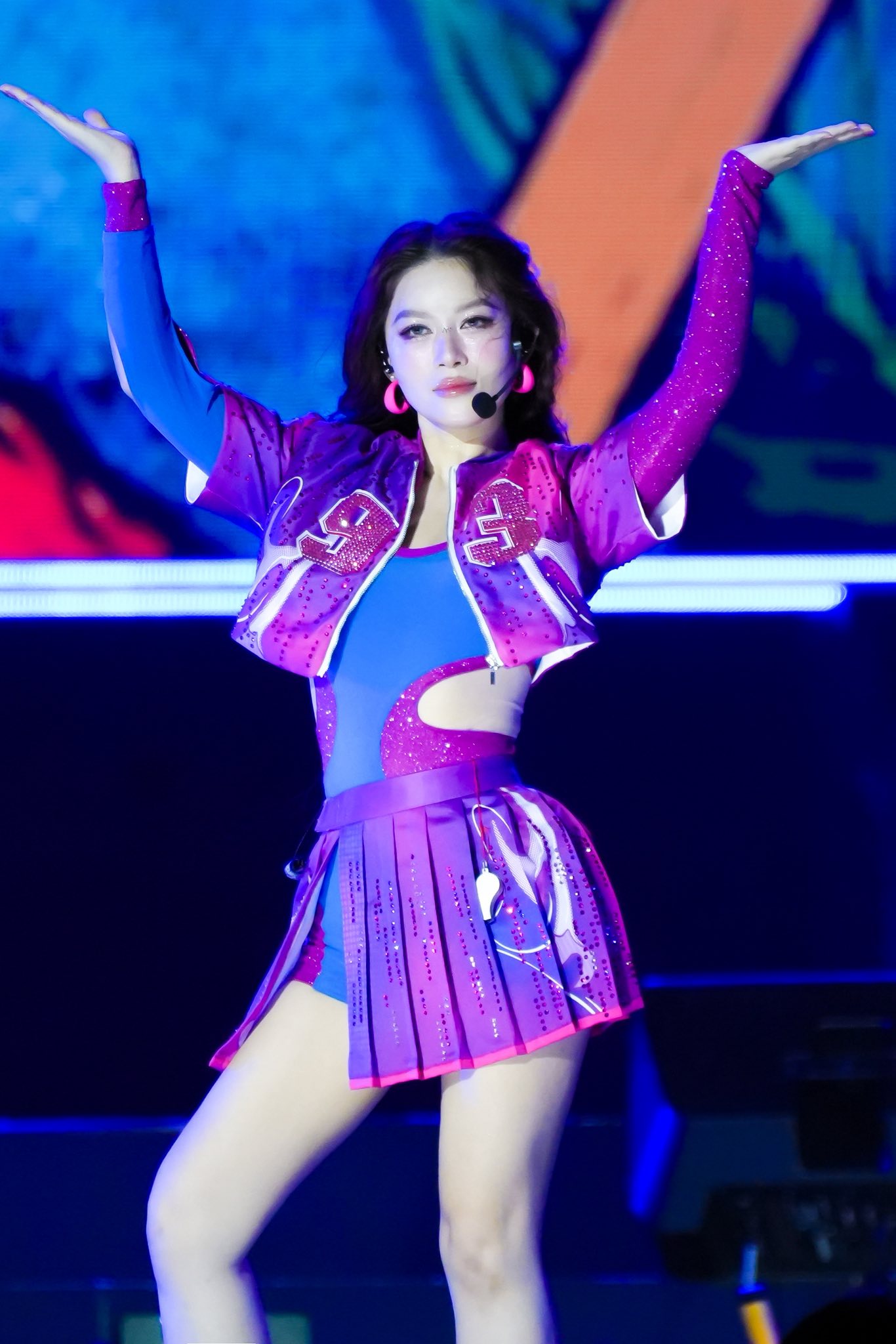 Người đẹp Vbiz là nữ thừa kế “gia tộc nghìn tỷ”: Từng được nuôi như công chúa, nay lăn xả bẻ măng, trồng tỏi giữa trời nắng- Ảnh 3.