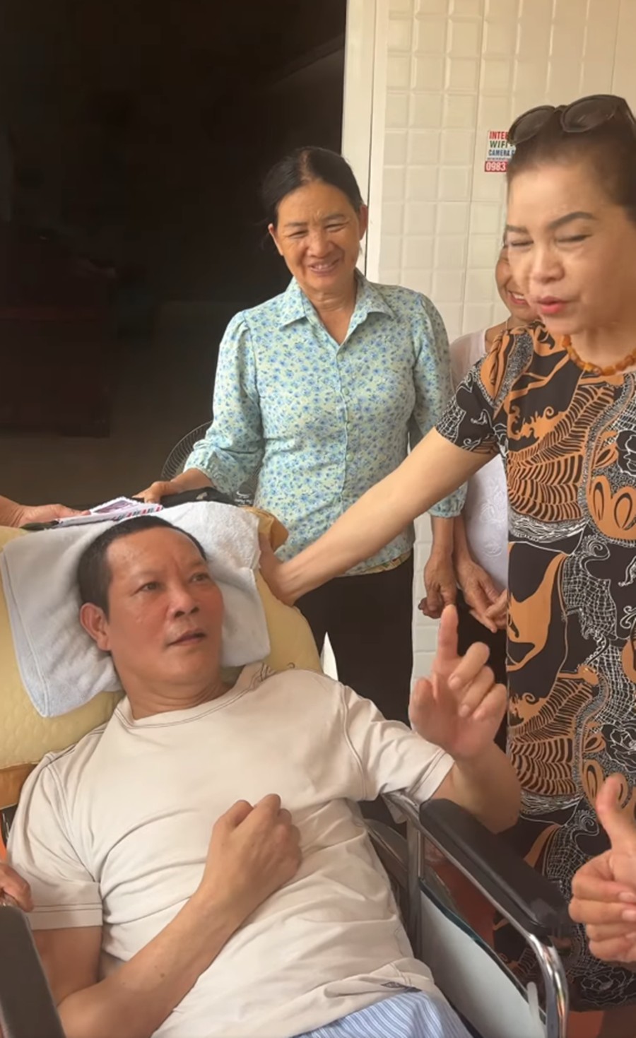 Diễn viên Thái Hòa đột quỵ liệt nửa người: Nằm một chỗ suốt nửa năm, sống nương nhờ vì không có tiền chữa trị- Ảnh 2.