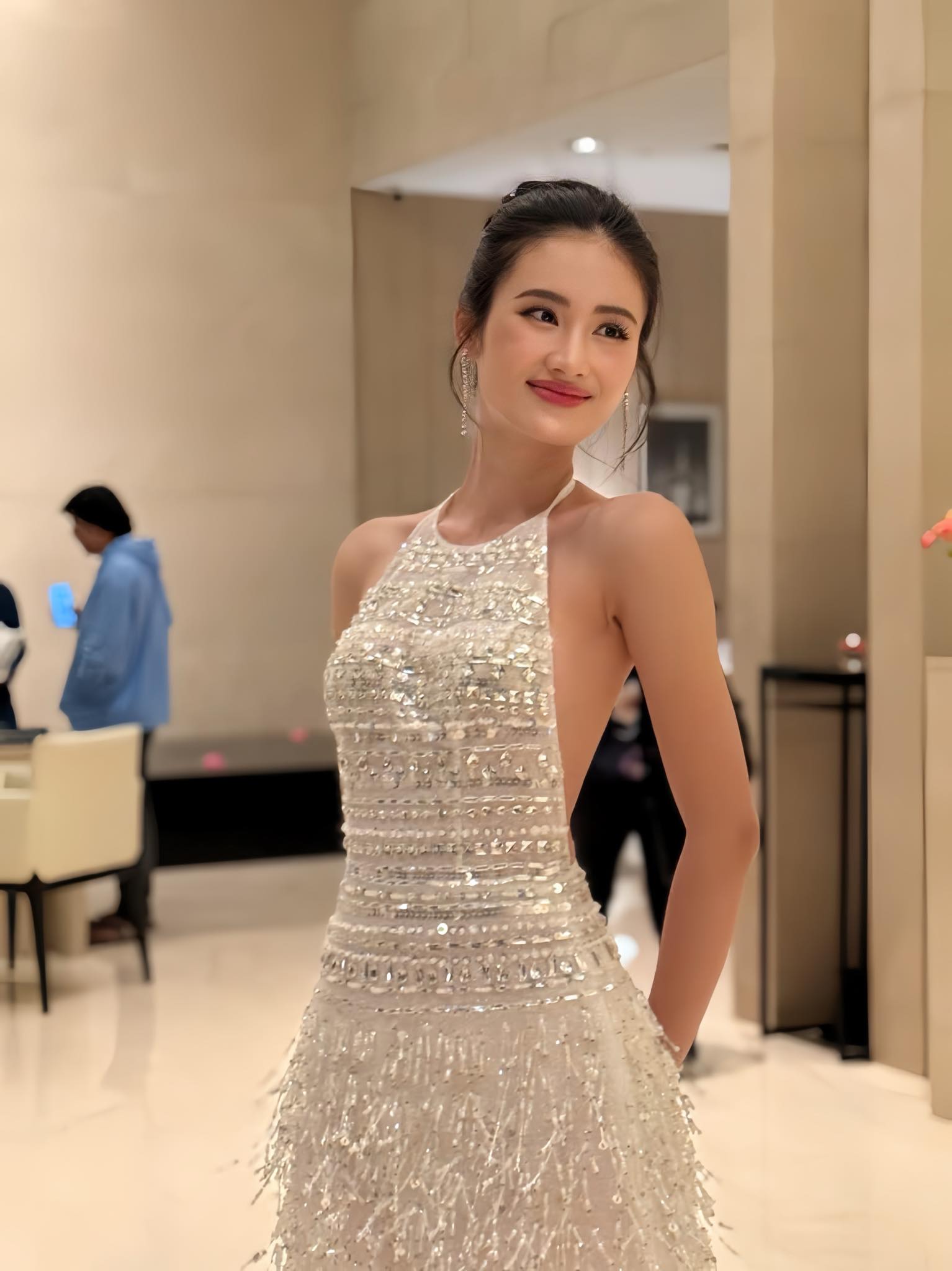 Hoa hậu Ý Nhi lên đồ sexy đi ăn tối, nổi bần bật bên dàn đối thủ nhưng bị tranh cãi 1 điều- Ảnh 1.