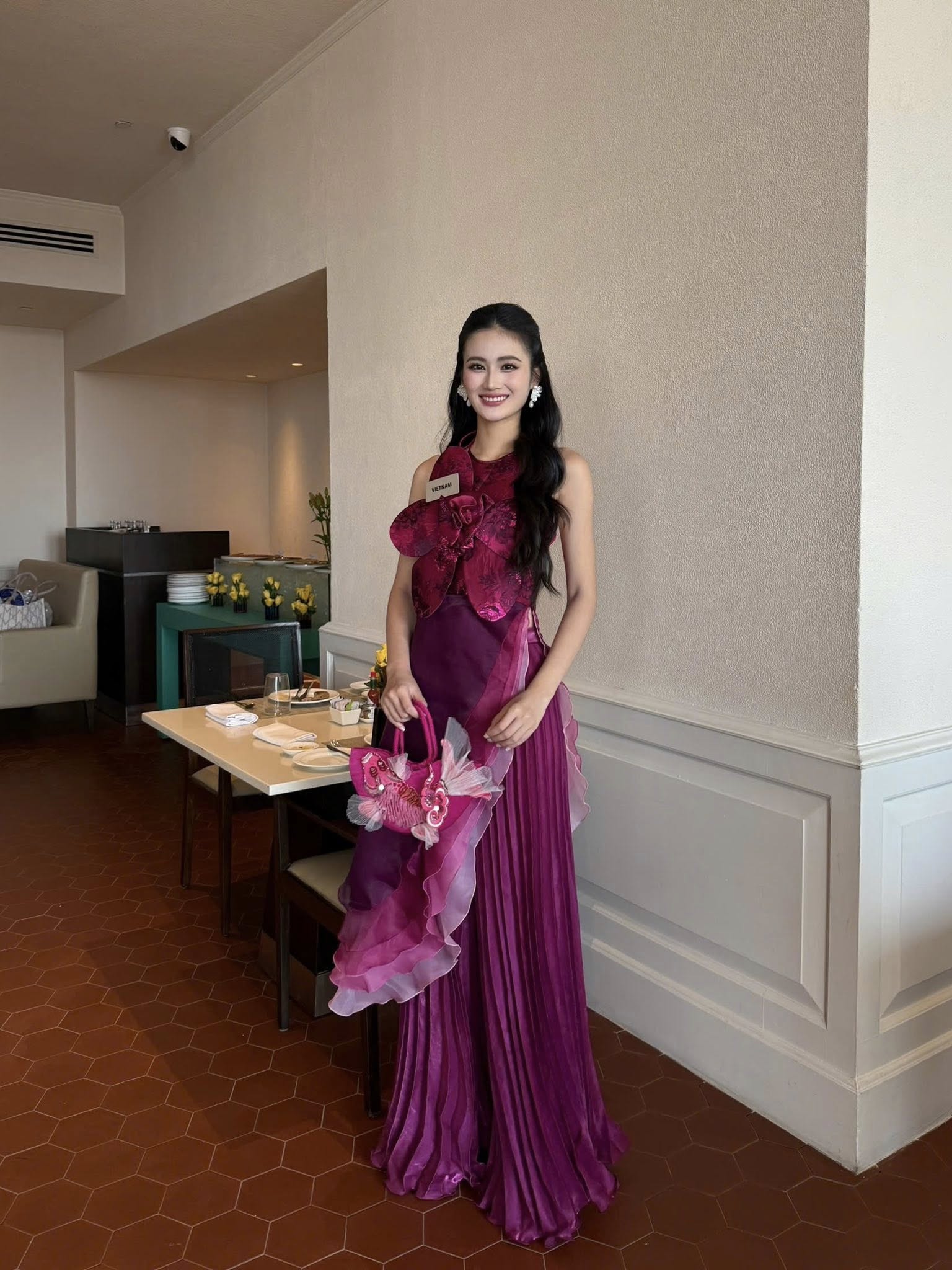 Hoa hậu Ý Nhi xinh đẹp nổi bật trong tiệc khai mạc Miss World, thể hiện màn múa gây tranh cãi ra sao?- Ảnh 7. Hoa hậu Ý Nhi xinh đẹp nổi bật trong tiệc khai mạc Miss World, thể hiện màn múa gây tranh cãi ra sao?- Ảnh 7.