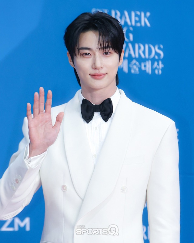 Khung hình hỗn loạn nhất Baeksang 2025: 3 cực phẩm visual hội tụ, chỉ 1 hành động mà “quậy banh” cả sự kiện- Ảnh 6.