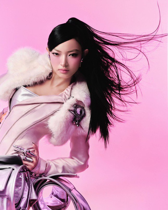 Tranh cãi gần 40 tuổi vẫn thi Em xinh - 4