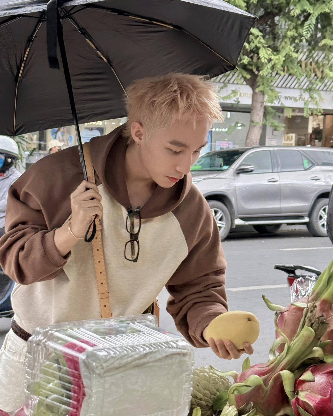 Uy tín 100%, Sơn Tùng bị “tóm” đi chợ Bến Thành mua trái cây, nhưng ảnh cam thường khác ảnh tự đăng thế này?- Ảnh 7.