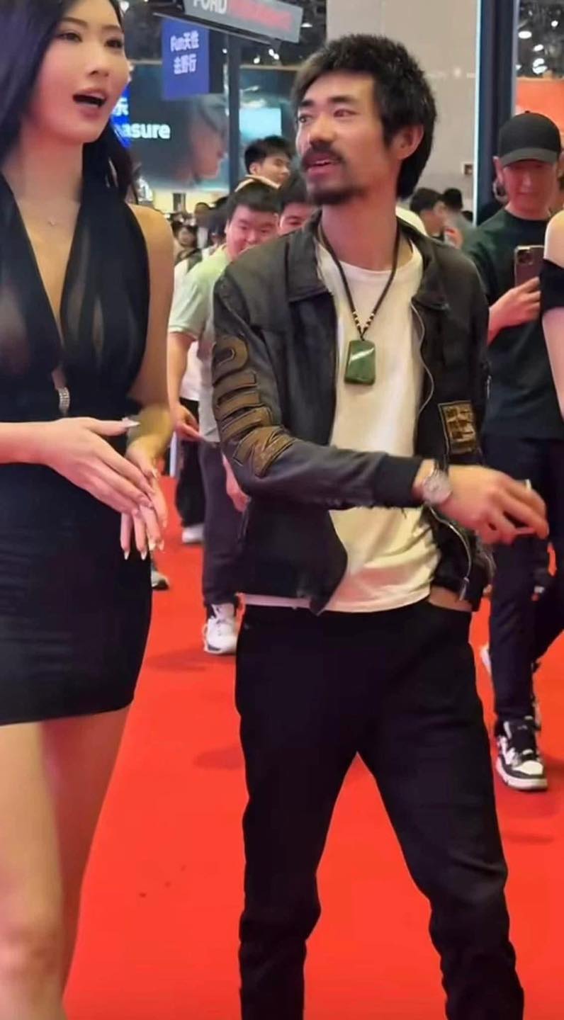 Ăn mặc xuề xoà tới triển lãm xe, người đàn ông khiến dân mạng