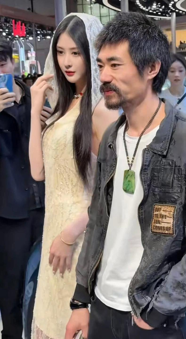 Ăn mặc xuề xoà tới triển lãm xe, người đàn ông khiến dân mạng