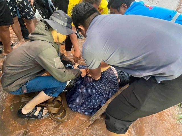 Dắt xe qua đoạn đường ngập nước, cô gái đột nhiên ngã xuống, nhân chứng chạy tới chứng kiến cảnh ám ảnh- Ảnh 1.