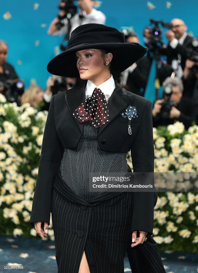 Hot nhất Met Gala: Rihanna công bố bụng bầu con thứ 3 giữa đường bước tới “Oscar thời trang”!- Ảnh 1.