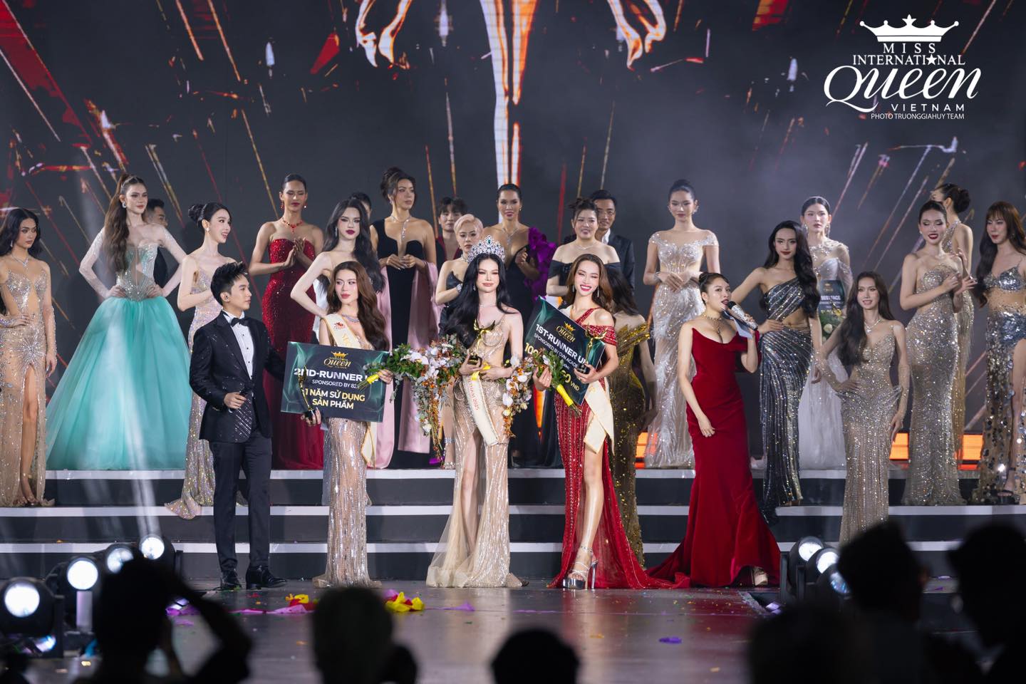 Á hậu chuyển giới Việt Nam bị tóm liếc mắt đối thủ ngay trên sóng trực tiếp, phải lên tiếng gấp giữa