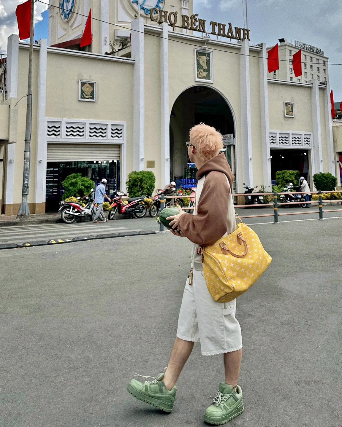 Uy tín 100%, Sơn Tùng bị “tóm” đi chợ Bến Thành mua trái cây, nhưng ảnh cam thường khác ảnh tự đăng thế này?- Ảnh 4.