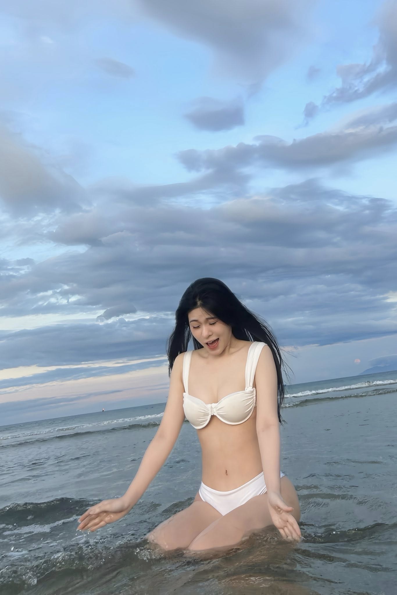 Thêm một nữ MC gợi cảm gia nhập đường đua bikini, lần đầu diện đồ hở bạo đến vậy!- Ảnh 5. Thêm một nữ MC gợi cảm gia nhập đường đua bikini, lần đầu diện đồ hở bạo đến vậy!- Ảnh 5.