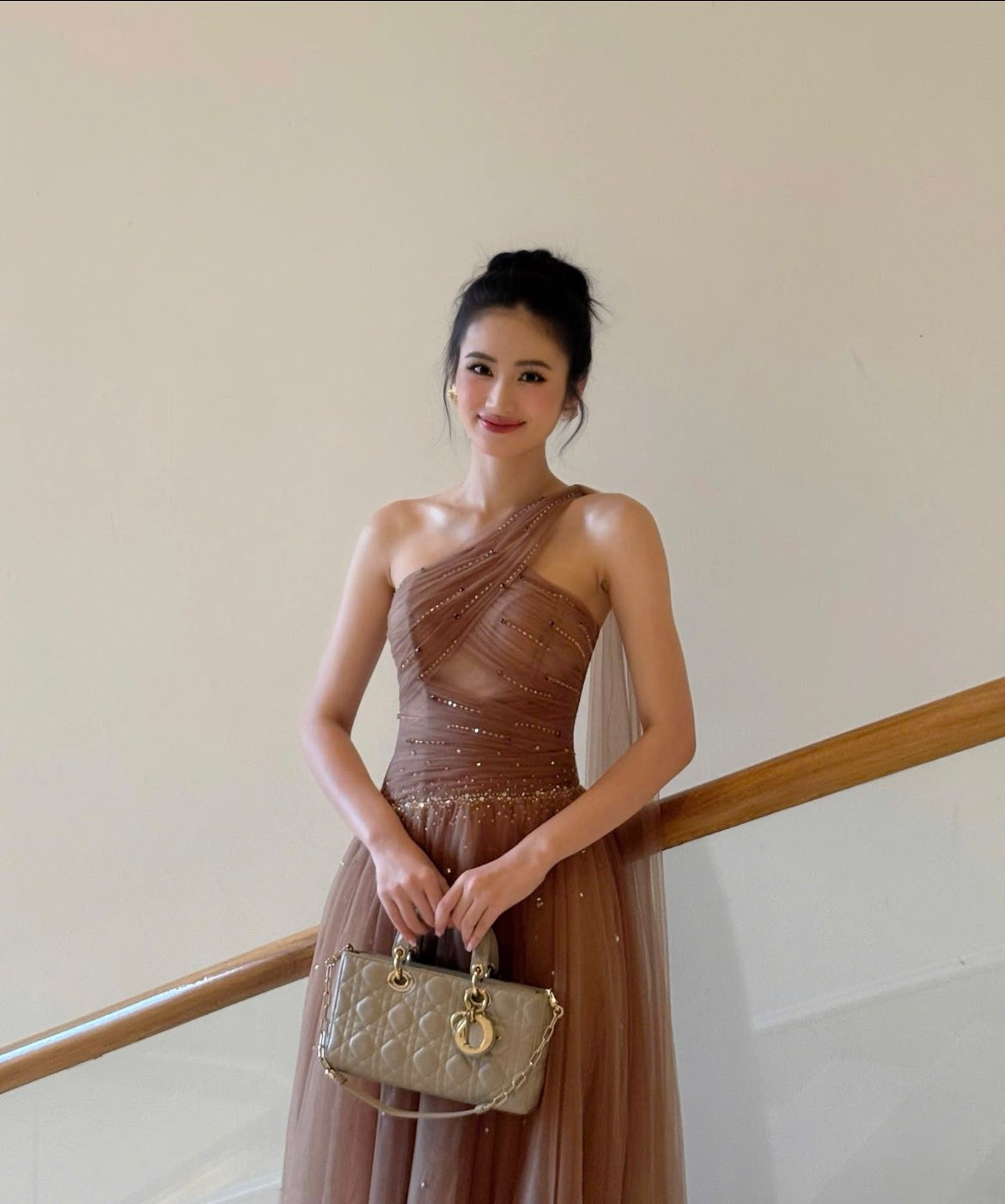 Hoa hậu Ý Nhi lên đồ sexy đi ăn tối, nổi bần bật bên dàn đối thủ nhưng bị tranh cãi 1 điều- Ảnh 4.