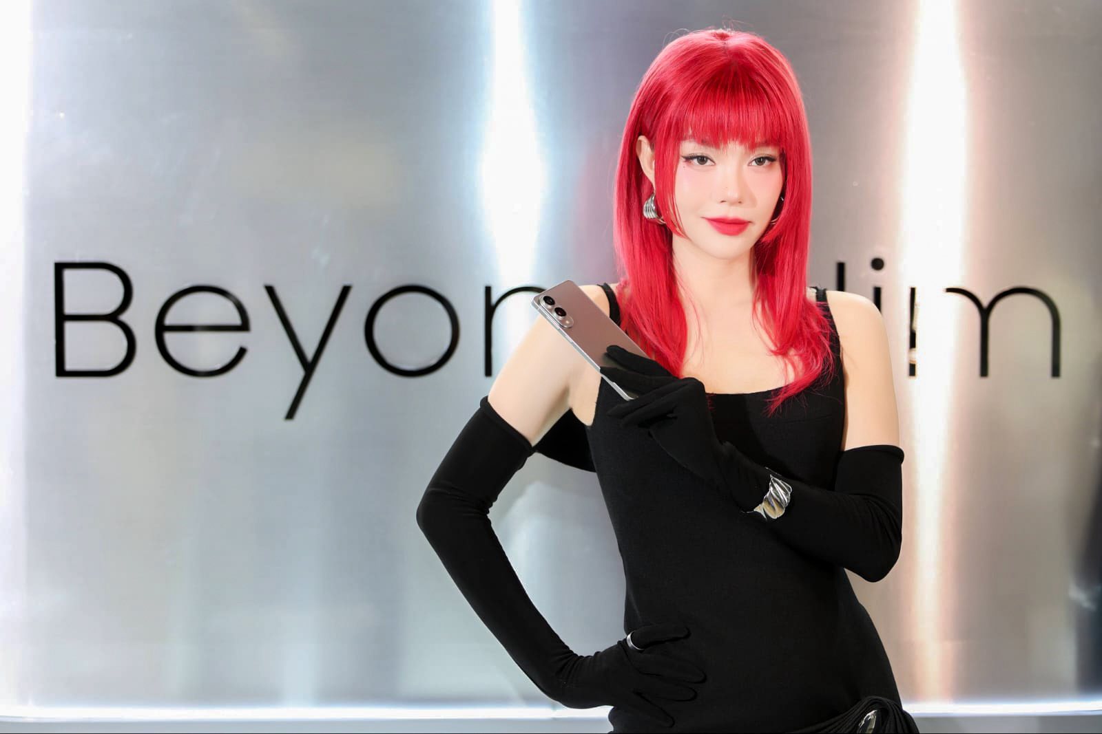 Rầm rộ tin Thanh Hằng bị Minh Hằng