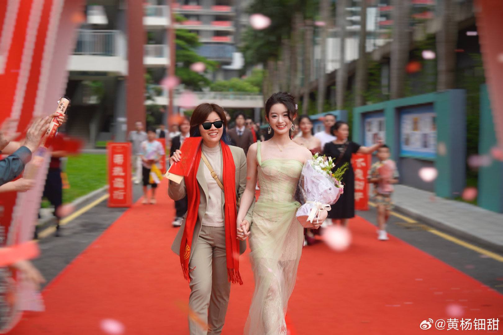 Chỉ vì 1 đôi hoa tai, mỹ nhân 17 tuổi bị lộ gia thế khủng, hóa ra là “công chúa hào môn” trong truyền thuyết- Ảnh 3.