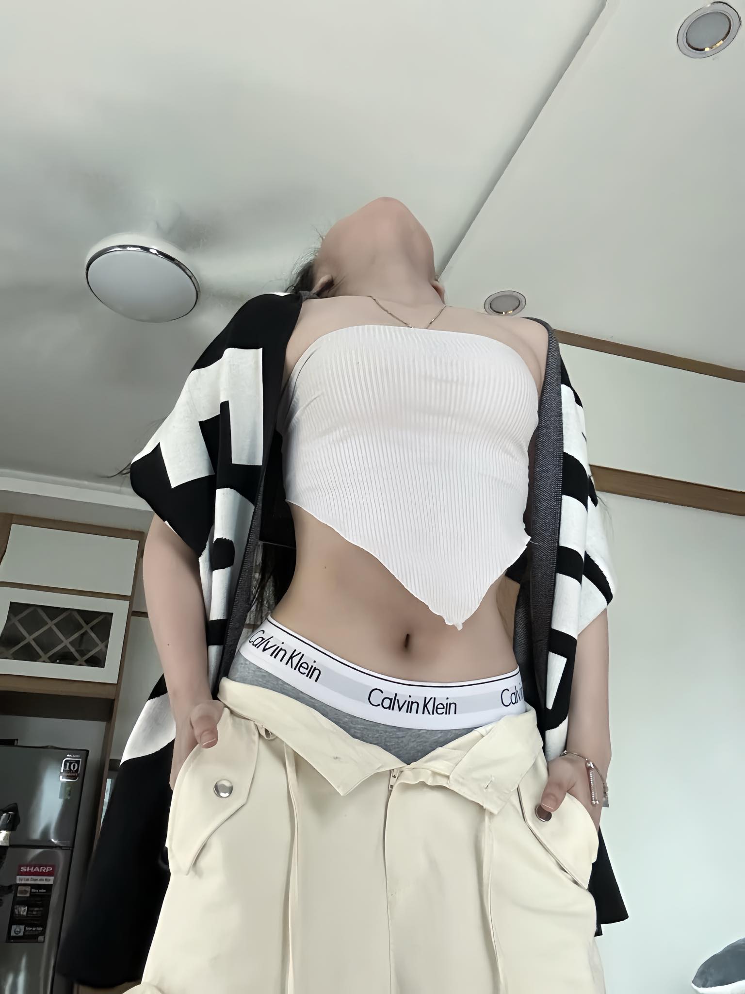 "Bạo tay" kéo áo khoe nội y hờ hững, một gái xinh TikTok nhận phản ứng trái chiều 4969367321222268099722255547657474330609815924n 1755054853433399246679 1755055911460 17550559116622081107657